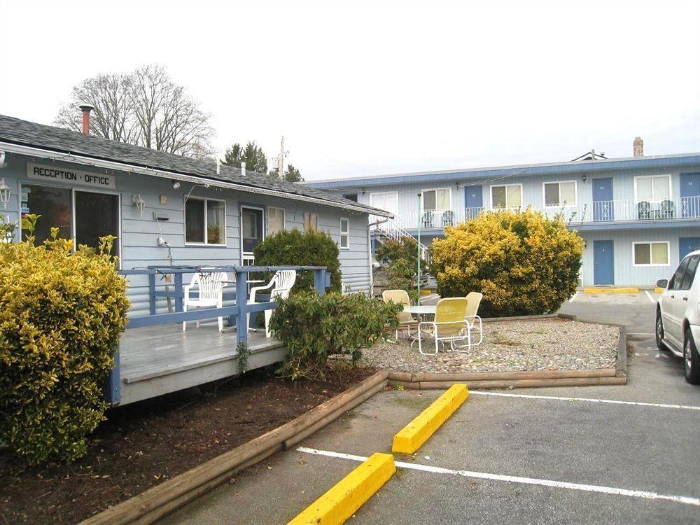 Beach Grove Motel Тсовассен Экстерьер фото