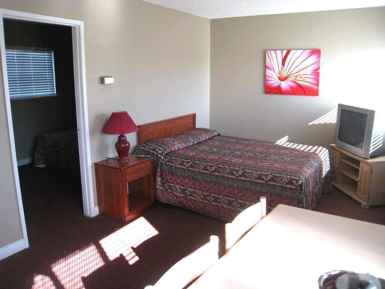 Beach Grove Motel Тсовассен Экстерьер фото